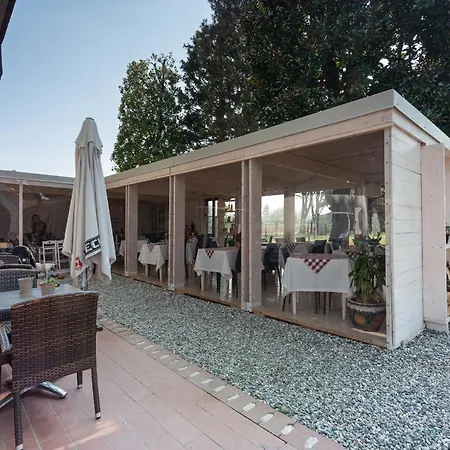Cascina Cattabreghetta Bed & Breakfast Pombia