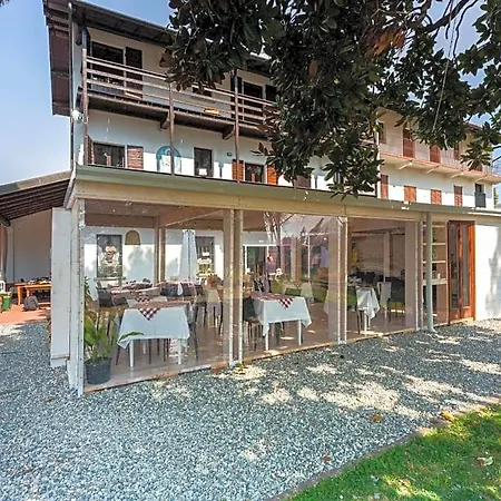 Cascina Cattabreghetta Bed & Breakfast Pombia